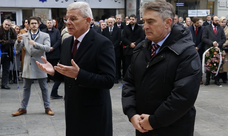 Brojne delegacije položile cvijeće ispred Vječne vatre u Sarajevu
