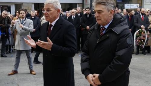 Brojne delegacije položile cvijeće ispred Vječne vatre u Sarajevu
