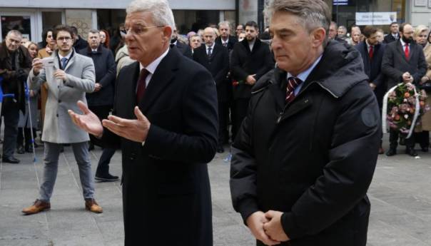 Brojne delegacije položile cvijeće ispred Vječne vatre u Sarajevu