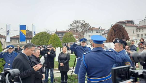 Položeno cvijeće na Mezarju Kovači i spomen-obilježju djeci Sarajeva