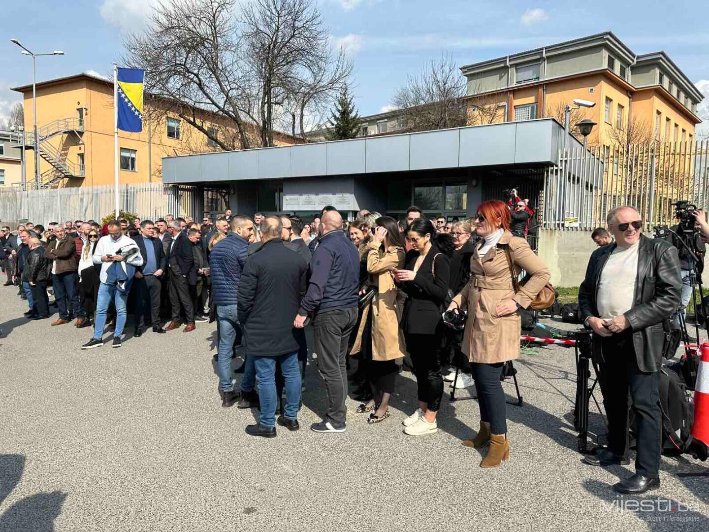 Brojne Dodikove pristalice i simpatizeri ponovo pred Sudom BiH