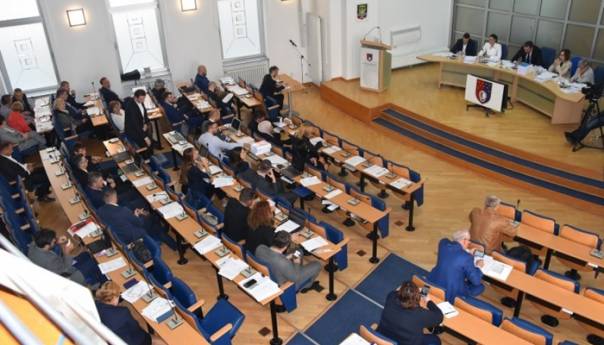 Brojne kritike opozicije na ekspoze mandatara Forte