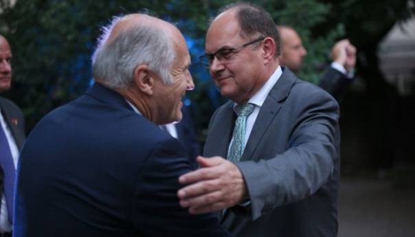 Brojne zvanice na prijemu povodom dolaska Schmidta