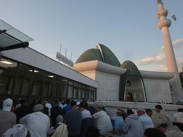 Brojni vjernici klanjali bajram-namaz u Zagrebačkoj džamiji