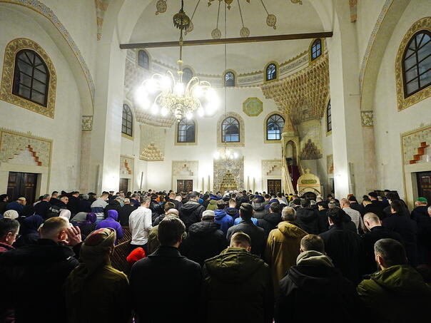 Brojni vjernici klanjali prvu teraviju u Gazi Husrev-begovoj džamiji u Sarajevu