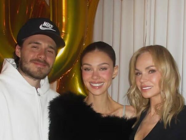 Brooklyn Beckham na Majčin dan uz punicu, javno ignorisao Victoriju