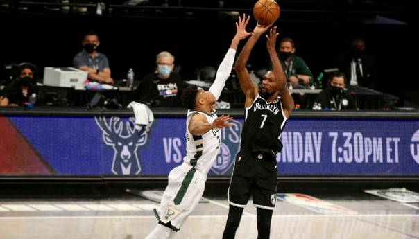 Brooklyn u prvoj minuti ostao bez Hardena, ali savladao Milwaukee za vodstvo u seriji