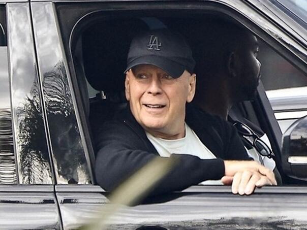 Bruce Willis snimljen u rijetkom izlasku, raspoloženjem razveselio fanove