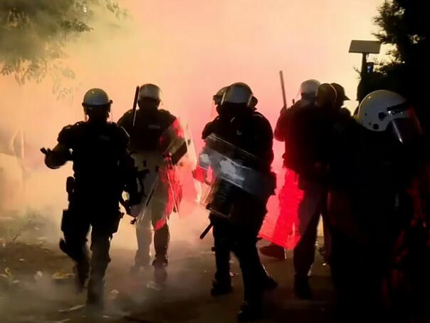 Brutalna akcija policije u Novom Sadu: Čuli se topovski udari, bačeni suzavci