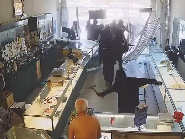 Brutalna pljačka u Kaliforniji: Desetak razbojnika upalo u zlataru