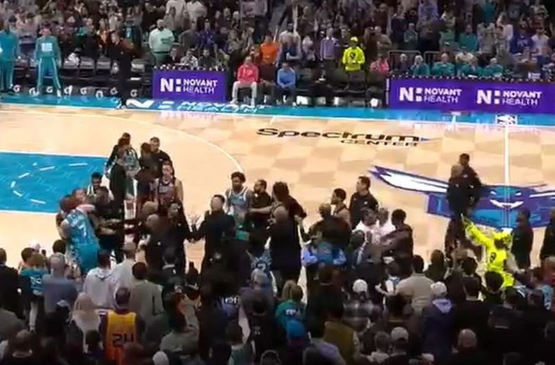 Brutalna tučnjava na NBA utakmici: Letjele pesnice među igračima