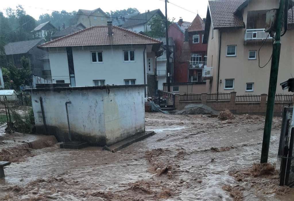 Brutalne bujice vode i blata ponovo u Sniježnici, mezarje i ceste poplavljeni