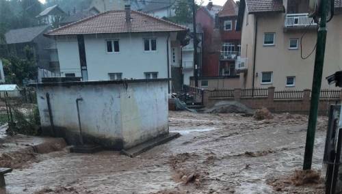 Brutalne bujice vode i blata ponovo u Sniježnici, mezarje i ceste poplavljeni