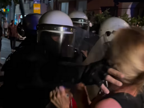 Brutalne scene u Srbiji: Policajac ošamario ženu