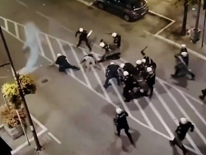 Brutalne snimke iz Valjeva: Policija mlatila prolaznike