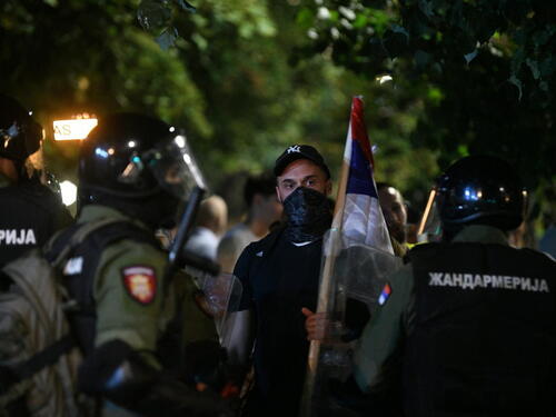 Brutalno nasilje na protestu u Srbiji, policajac udarao djevojku u glavu