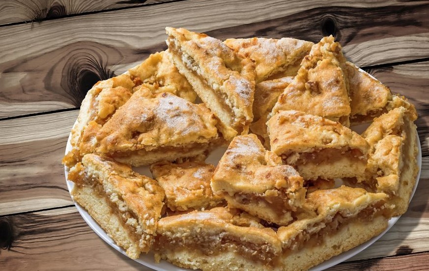 Brza lijena pita s jabukama: Sočan kolač koji se priprema bez razvlačenja tijesta