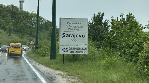 Brza reakcija Fonda Memorijala nakon pisanja Vijesti: Očišćena tabla na ulazu u Sarajevo