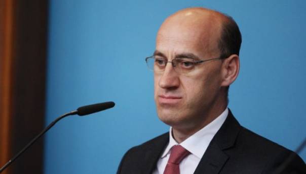 Budimo ponosni, hodajmo uspravno, podignimo glave, naš obraz i naše ruke su čiste