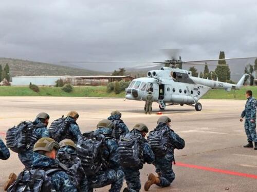 Budući hrvatski marinci obučavaju zračni desant