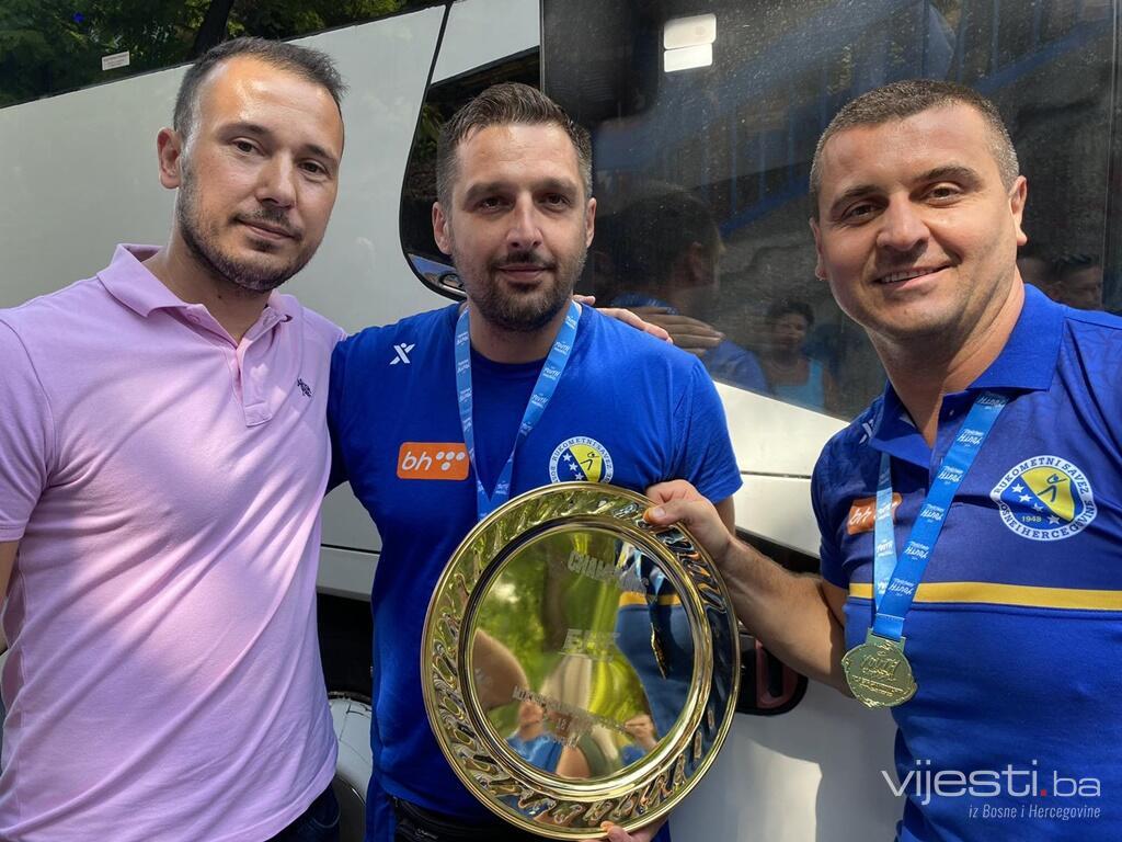 Budućnost bh. rukometa: Mladi rukometaši s trofejom stigli u Tuzli