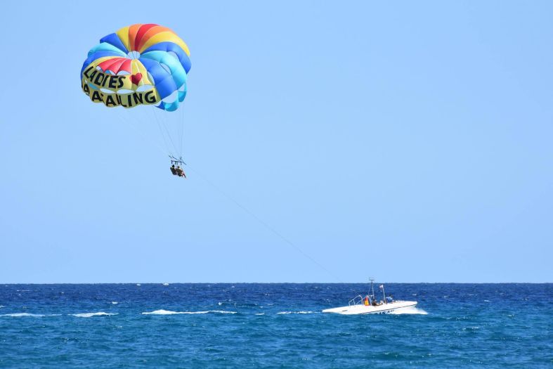 Budva: Poginula djevojka nakon što joj se otkačila sajla na parasejlingu