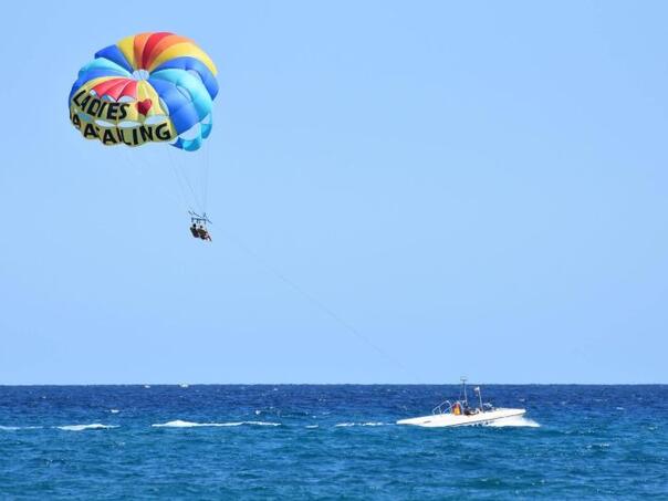 Budva: Poginula djevojka nakon što joj se otkačila sajla na parasejlingu