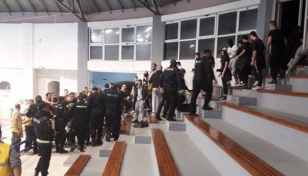 Budva: Povrijeđen policajac, privedeno 25 navijača Partizana