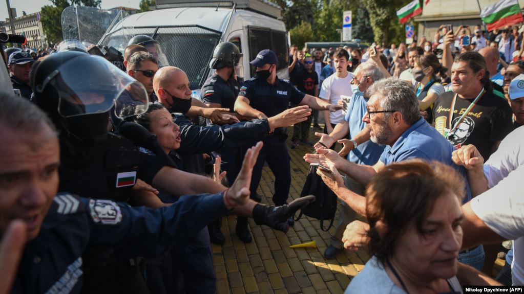 Bugari na protestima traže ostavku premijera, demonstranti se sukobili s policijom