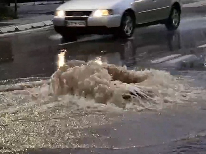 Bugojno: Voda izbila šaht i poplavila dio magistralnog puta