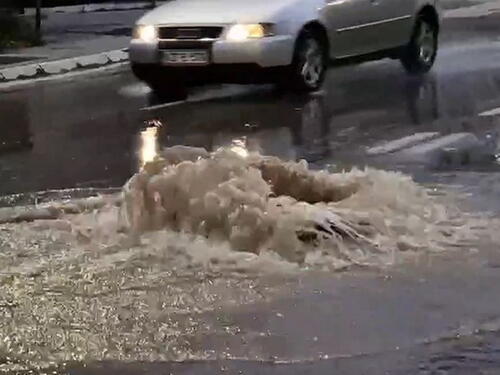 Bugojno: Voda izbila šaht i poplavila dio magistralnog puta