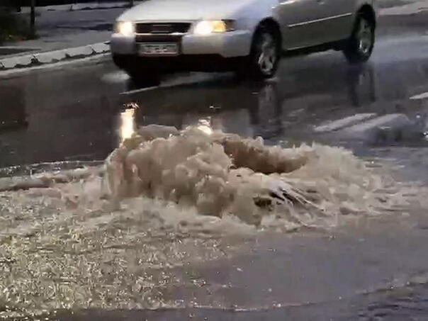 Bugojno: Voda izbila šaht i poplavila dio magistralnog puta