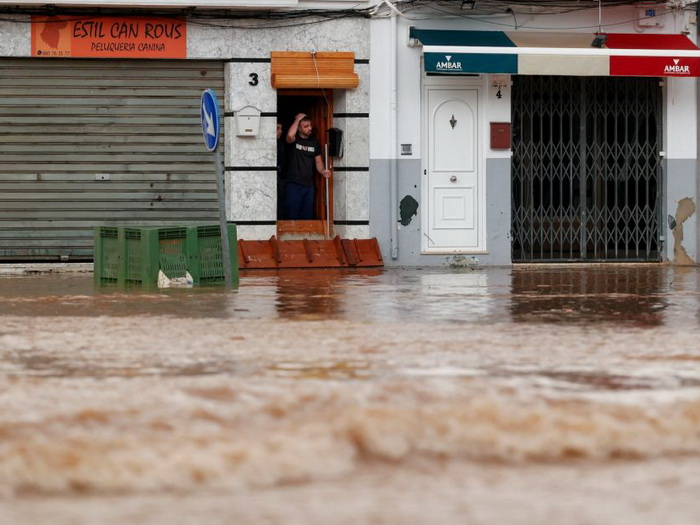 Bujice nosile auta u Španiji: Jedna osoba poginula, dvoje nestalih