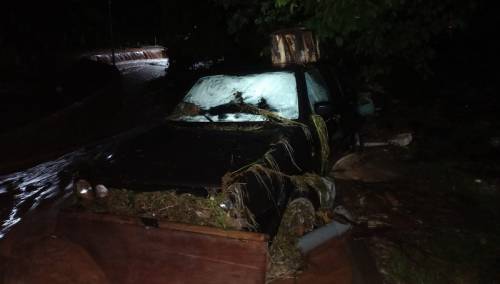 Bujice u Teočaku, voda nosi vozila