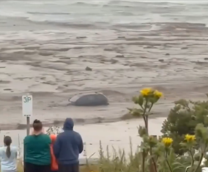 Bujične poplave pogodile Australiju, automobili u moru