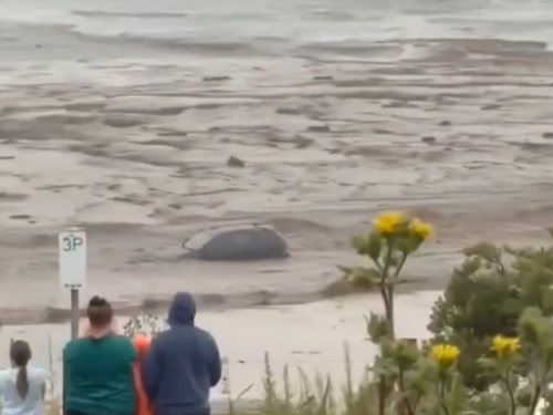 Bujične poplave pogodile Australiju, automobili u moru