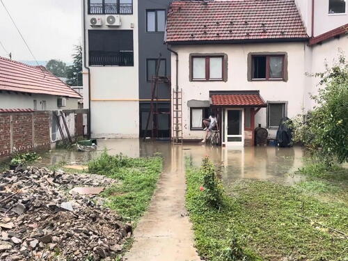 Bujične vode u Visokom poplavile objekte, u Varešu grom zapalio štale