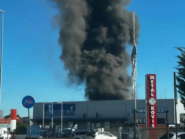 Buknuo ogroman požar iznad firme u Hrvatskoj