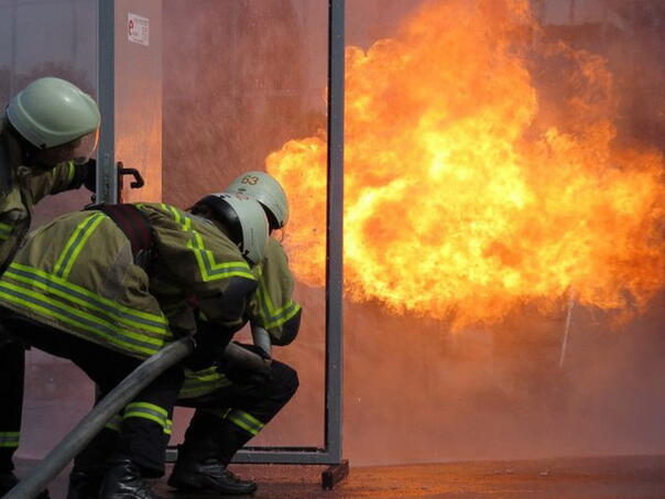 Buknuo požar u fabrici slatkiša: Vatrogasci zaglavljeni u rastopljenom šećeru