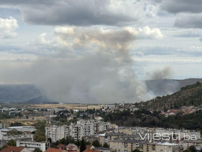 Buknuo požar u naselju pored Mostara, gašenje otežava vjetar
