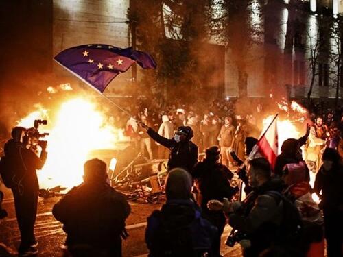 Bukti i u Gruziji: Demonstranti protestuju jer je vlada prekinula pregovore s EU