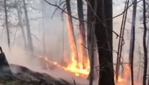 Bukti požar kod Gornjeg Vakufa, u gašenju učestvuje i helikopter Oružanih snaga BiH