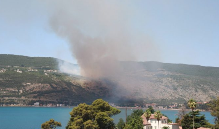 Bukti požar kod Herceg Novog, vatra se širi ka Igalu
