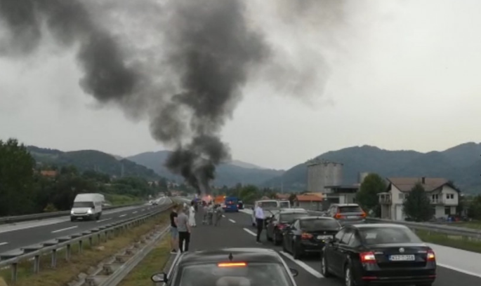Bukti požar kod Visokog: Zapalio se kombi na autoputu, saobraćaj blokiran