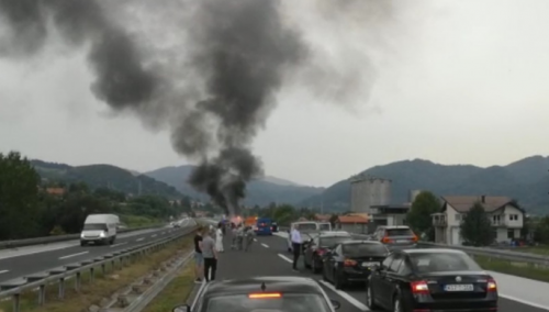 Bukti požar kod Visokog: Zapalio se kombi na autoputu, saobraćaj blokiran