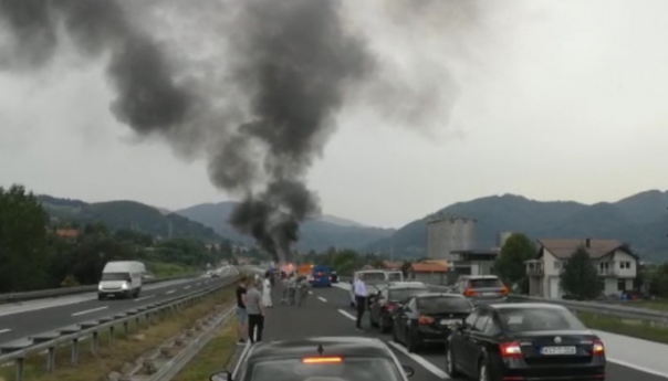 Bukti požar kod Visokog: Zapalio se kombi na autoputu, saobraćaj blokiran