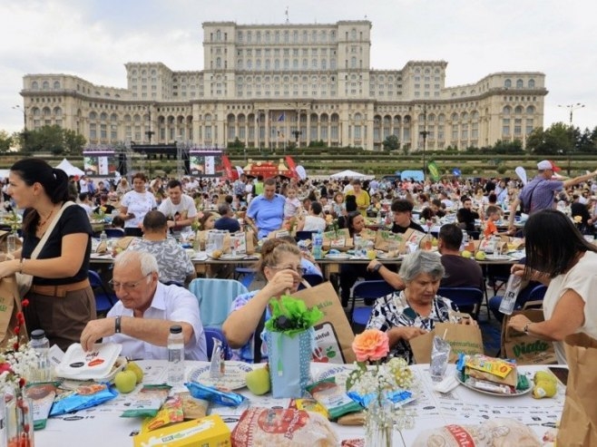 Bukurešt ušao u Ginisovu knjigu: Sto dug pet kilometara okupio 20.000 ljudi