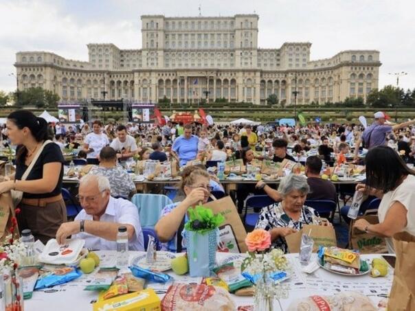Bukurešt ušao u Ginisovu knjigu: Sto dug pet kilometara okupio 20.000 ljudi