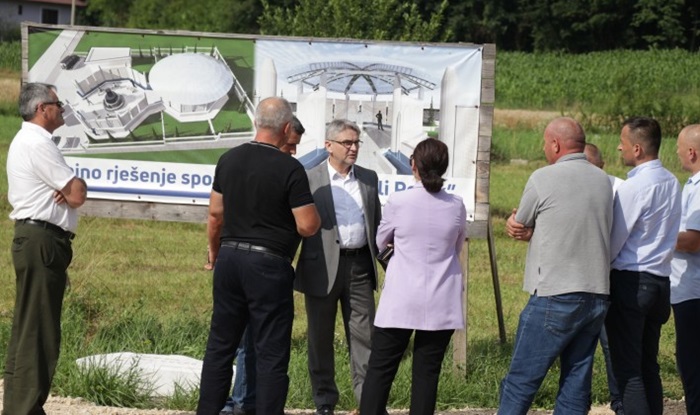 Bukvarević u Zvorniku obišao spomen-obilježja u izgradnji 