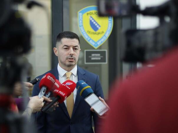 Bulčević osudio vandalski čin paljenja zastave BiH